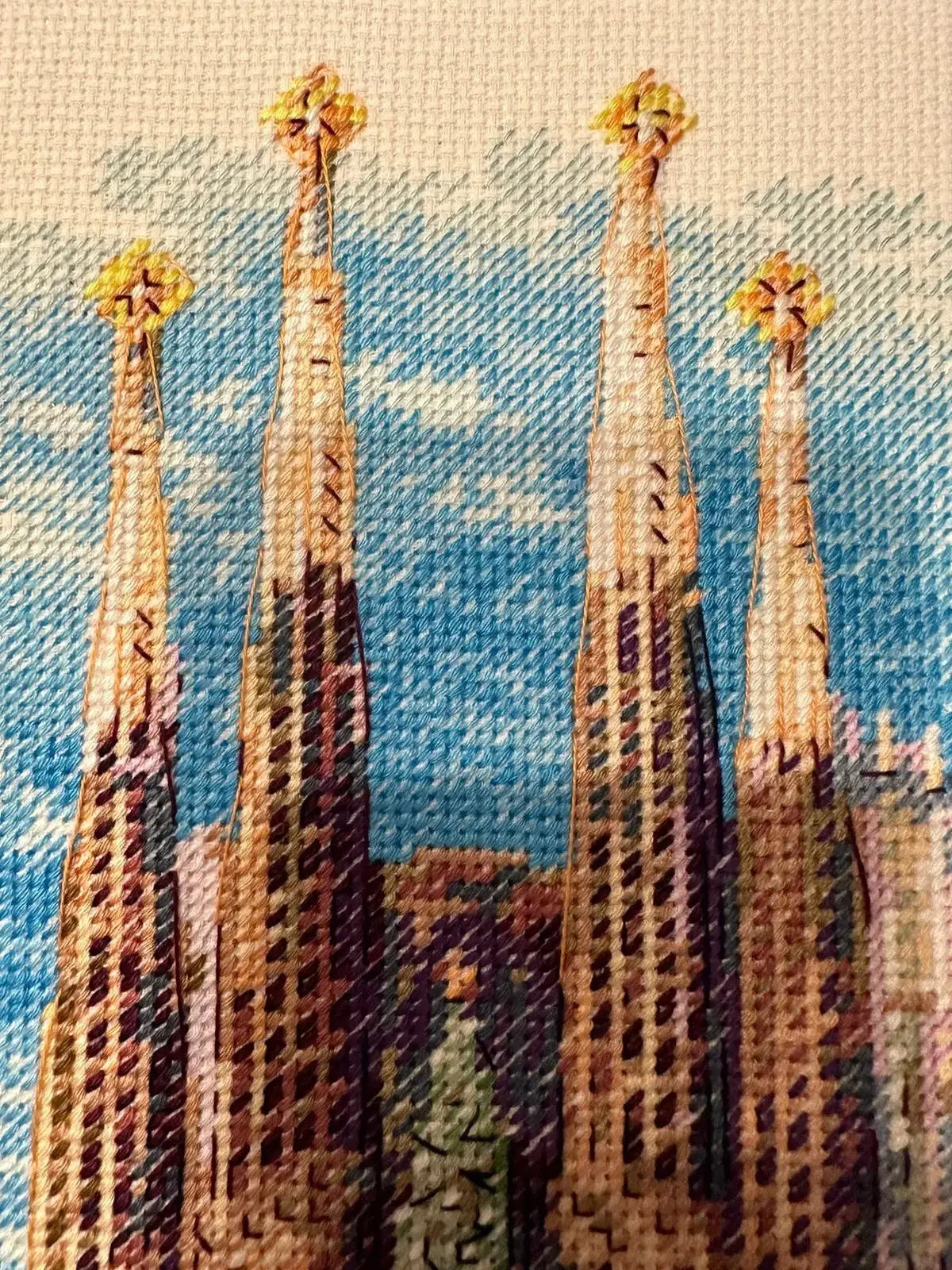 Kit de punto de cruz RIOLIS “Sagrada Familia” con vista detallada de la basílica de Gaudí y el parque frontal, diseño arquitectónico y paisajístico.