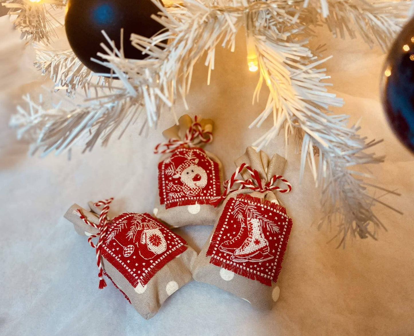 Set de 3 Bolsitas de Hierbas en Punto de Cruz "Regalos de Invierno" - Riolis