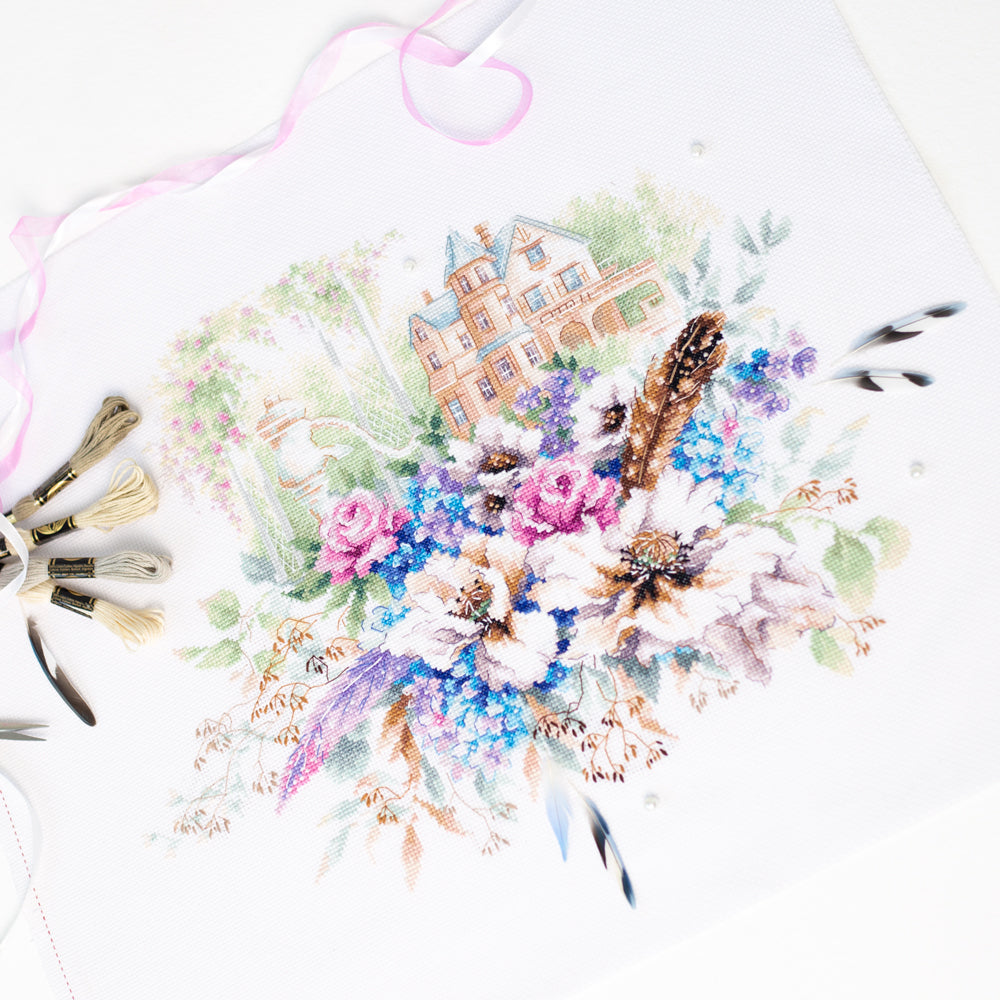 Bordado en punto de cruz de casa victoriana con ramo de flores lilas de Magic Needle