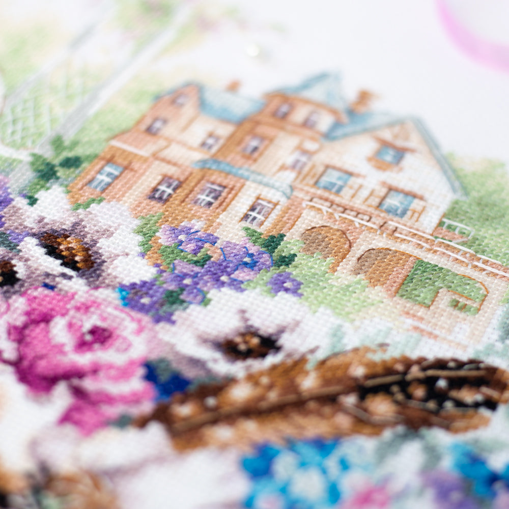 Bordado en punto de cruz de casa victoriana con ramo de flores lilas de Magic Needle