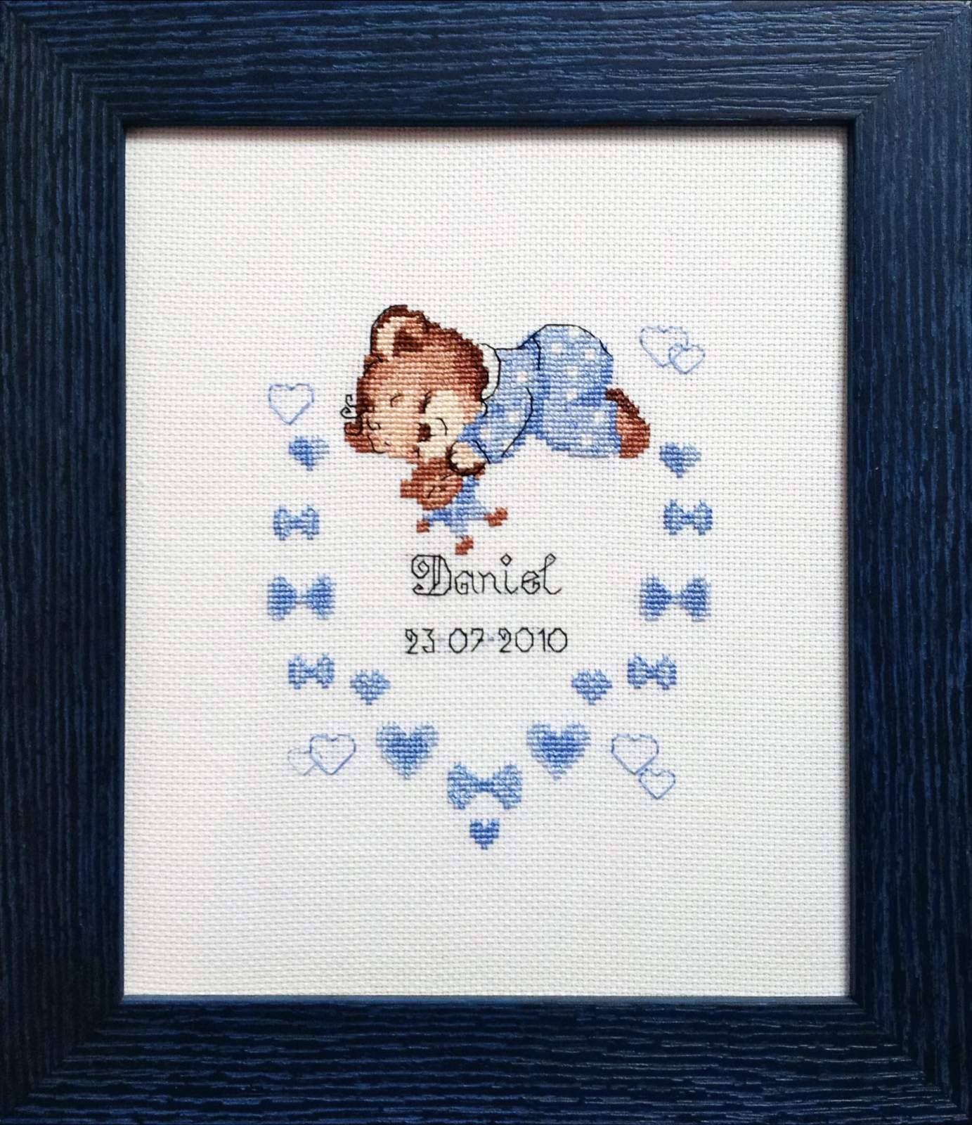 Kit de punto de cruz RIOLIS “Anuncio Nacimiento Niño” con osito azul dormido y corazones, personalizable con nombre y datos del nacimiento.