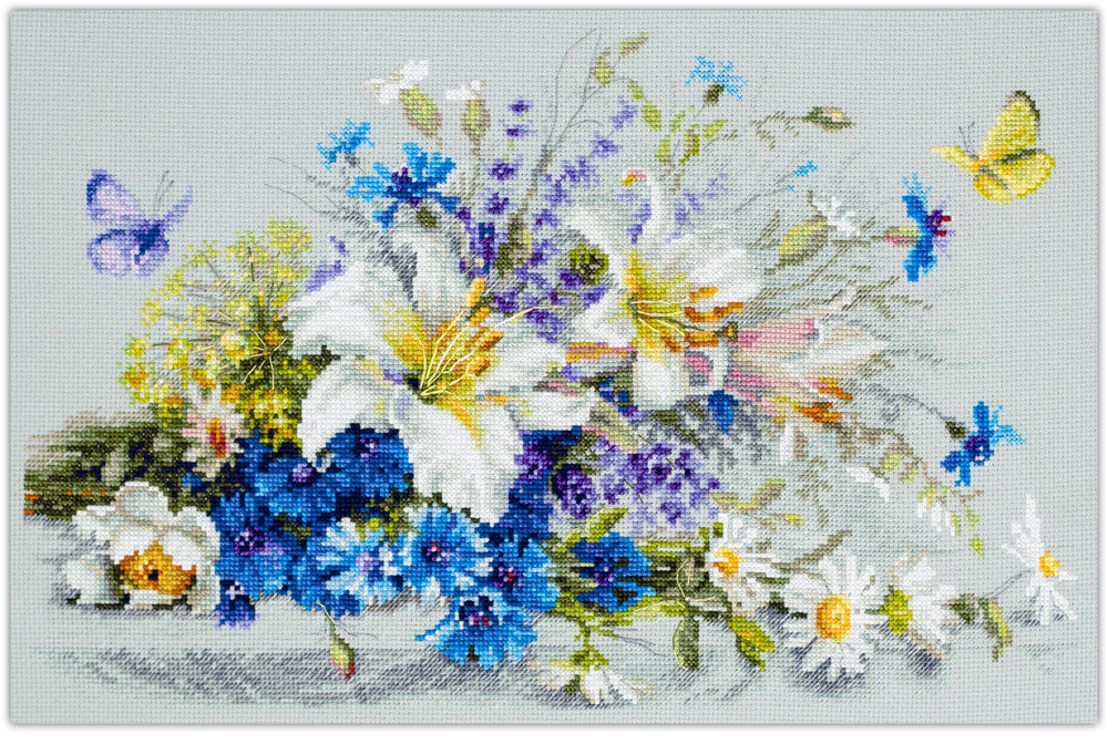 Bordado en punto de cruz de un ramo de flores con lirios y acianos con mariposas