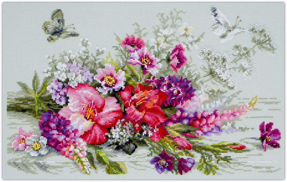 Bordado en punto de cruz de un ramo de flores con vibrantes rojos, rosas y morados con mariposas volado alrededor
