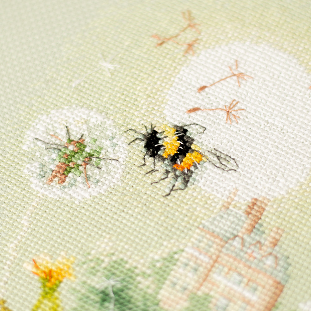 Kit de Punto de Cruz "Meadow Stories. Bumblebee" 510-354