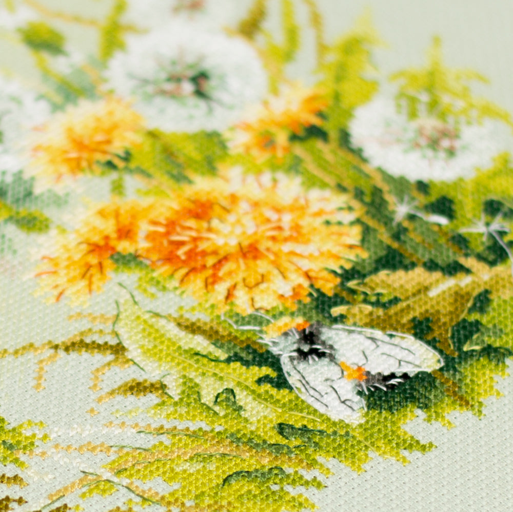 Kit de Punto de Cruz "Meadow Stories. Bumblebee" 510-354