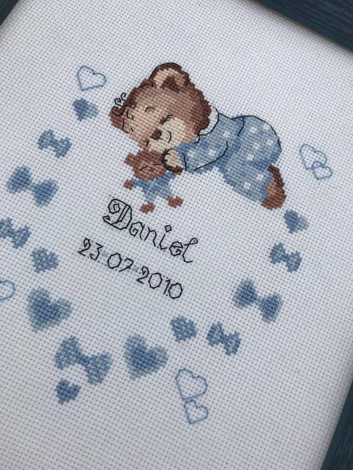 Kit de punto de cruz RIOLIS “Anuncio Nacimiento Niño” con osito azul dormido y corazones, personalizable con nombre y datos del nacimiento.