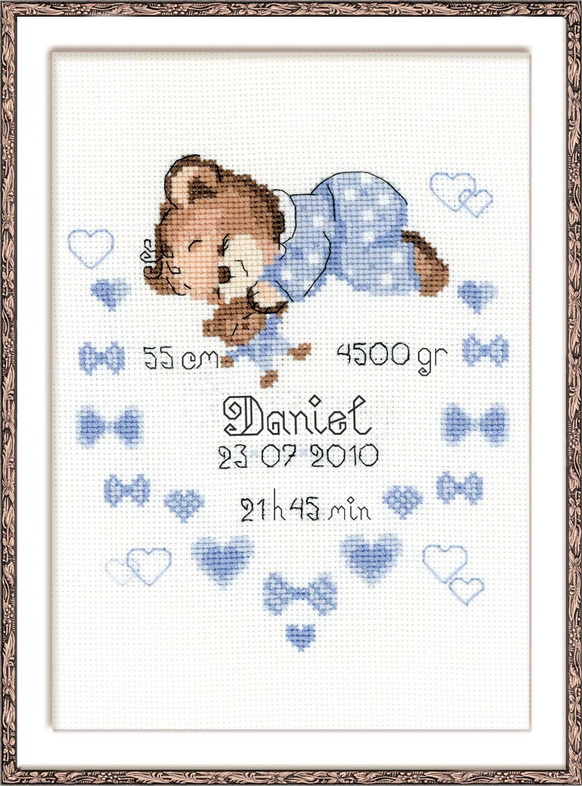 Kit de punto de cruz RIOLIS “Anuncio Nacimiento Niño” con osito azul dormido y corazones, personalizable con nombre y datos del nacimiento.