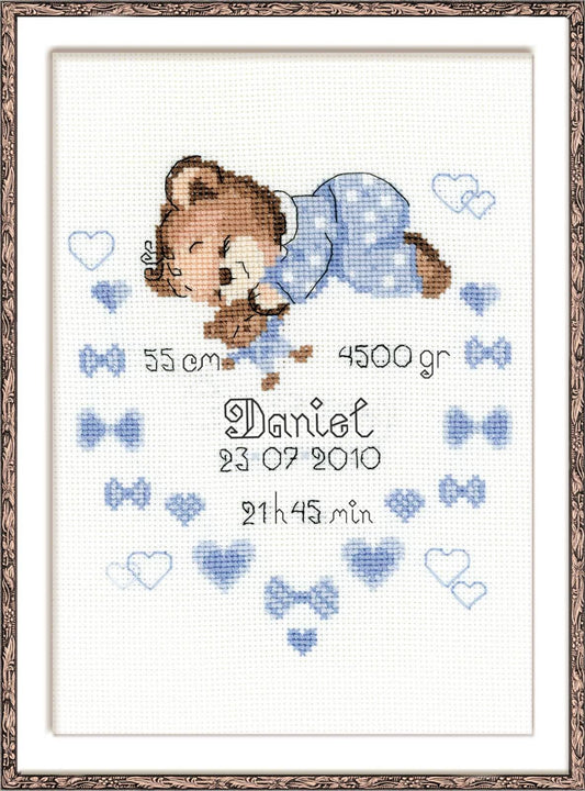 Kit de punto de cruz RIOLIS “Anuncio Nacimiento Niño” con osito azul dormido y corazones, personalizable con nombre y datos del nacimiento.
