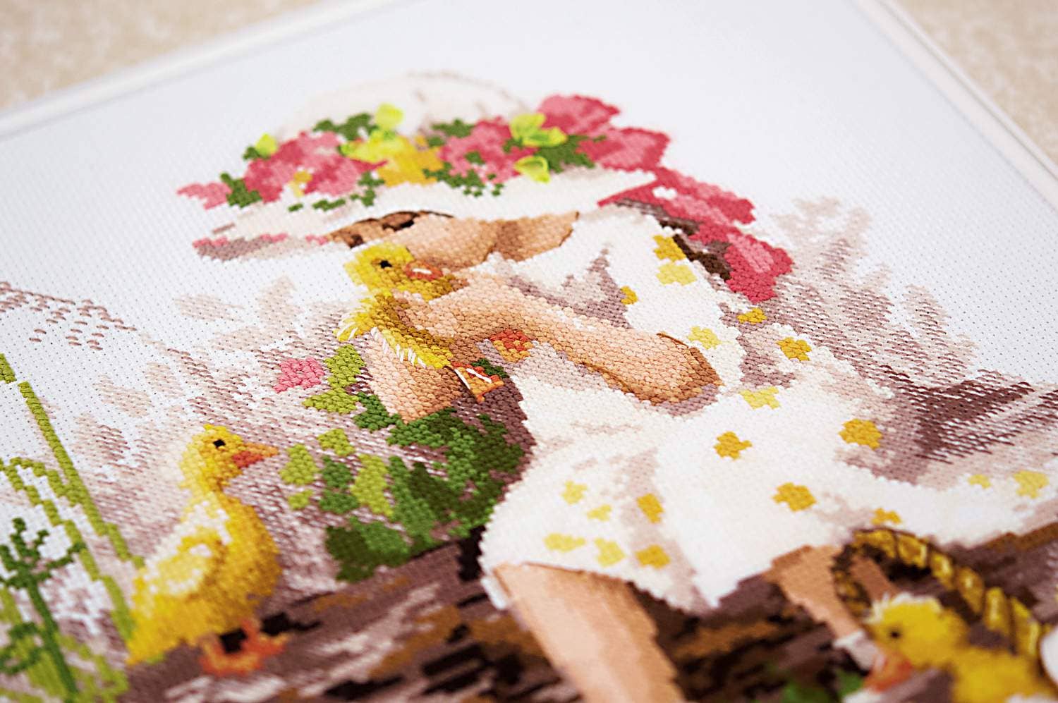 Kit de punto de cruz Riolis Niña con Patitos, diseño adorable de niña con patitos amarillos en tronco, incluye tela Aida, hilos de algodón y aguja.