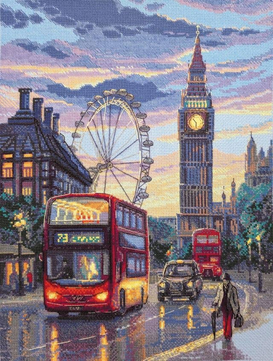 Kit de punto de cruz RIOLIS Londres Lluvioso con Big Ben, London Eye, autobuses rojos y taxi clásico al atardecer tras la lluvia con reflejos en el pavimento.