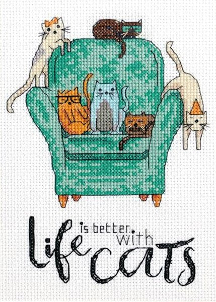 Bordado en punto de cruz de un grupo de gatos en un sofá