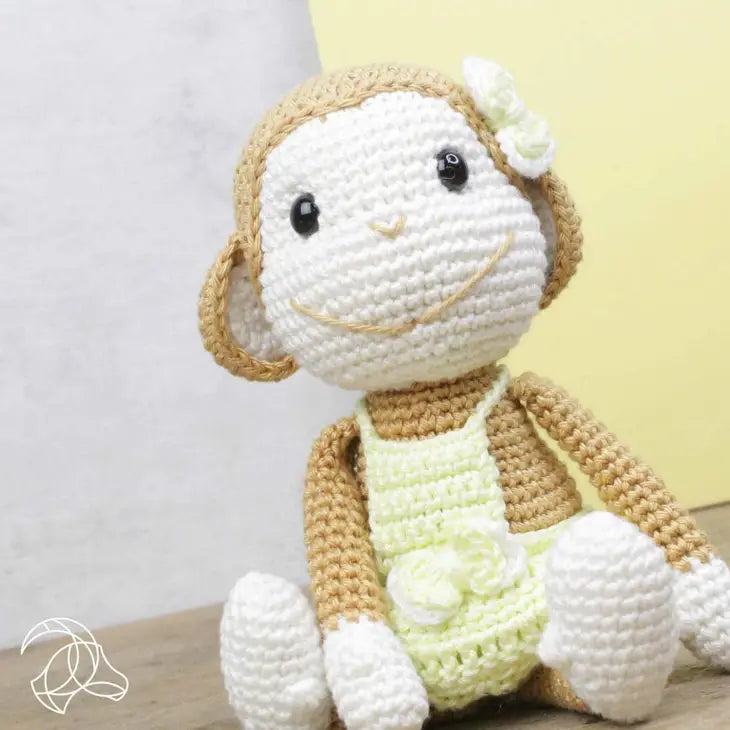 Mona con vestido amarillo de crochet de Hardicraft