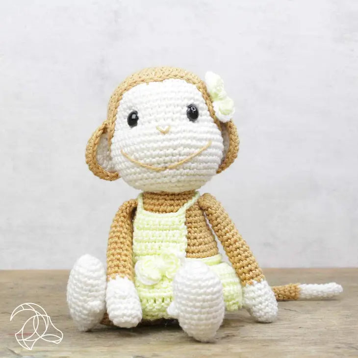 Mona con vestido amarillo de crochet de Hardicraft
