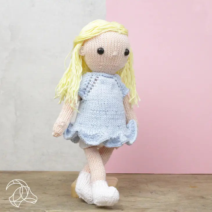 Muñeca rubia de tricot con vestido azul Hardicraft