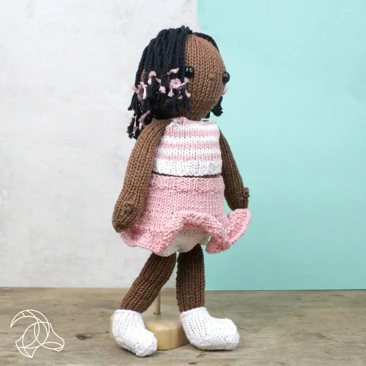 Muñeca con trenzas y tutu rosa de tricot de Hardicraft