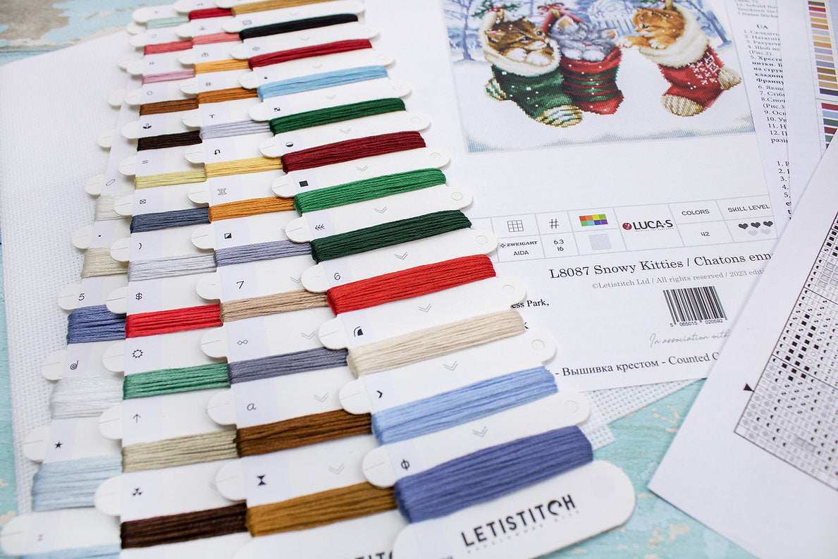 Bordado en punto de cruz de tres gatitos en calcetines de navidad con fondo nevado Letistitch L8087