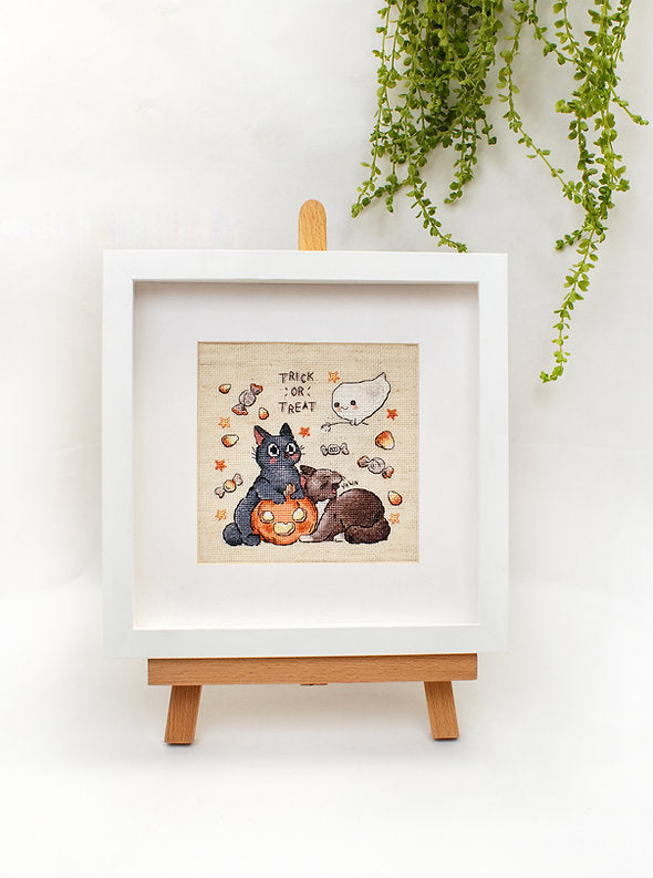 Bordado en punto de cruz de dos adorables gatitos, un fantasma travieso y una calabaza Letistitch L8815