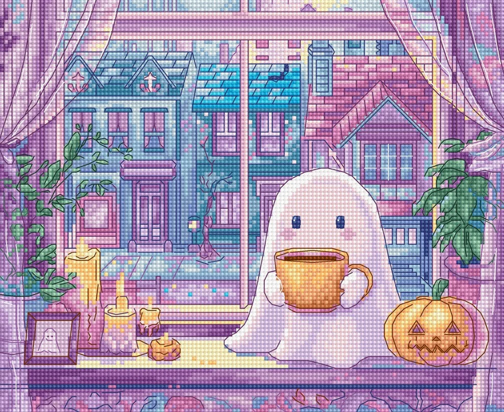 Kit de punto de cruz Letistitch Calabaza Latte con diseño de fantasma sosteniendo una taza junto a una calabaza en una ventana otoñal con tonos pastel.