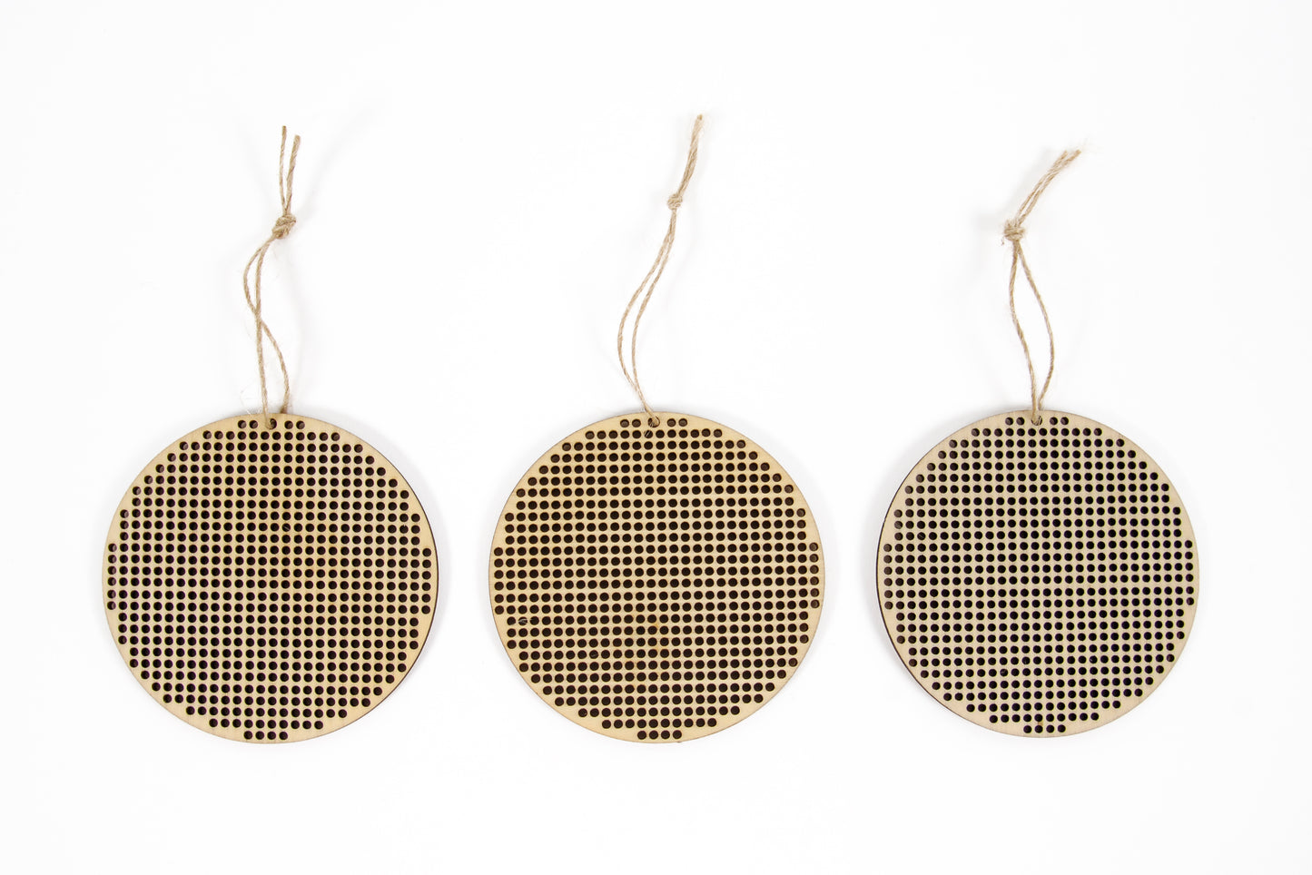 Adornos de Madera Perforada para Bordar DMC – Bolas de Navidad (x3)