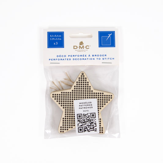 Estrellas de madera perforada DMC de 8,1×8,4 cm, pack de 3 piezas con cordones de yute y código QR con modelos para bordar.