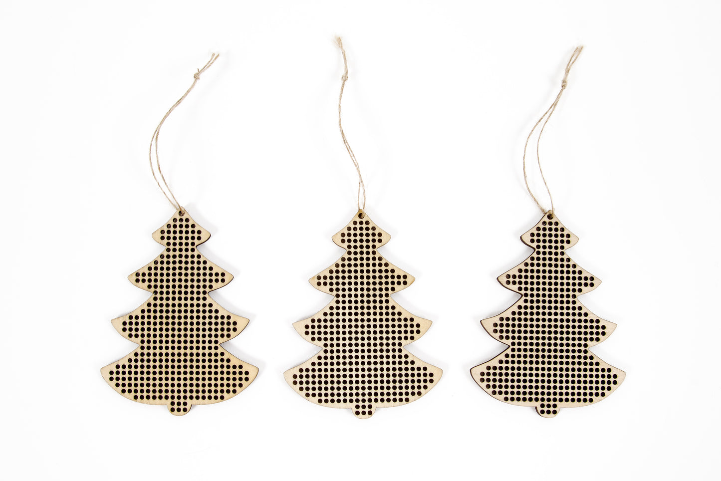 Adornos de Madera Perforada para Bordar DMC – Árbol (x3)