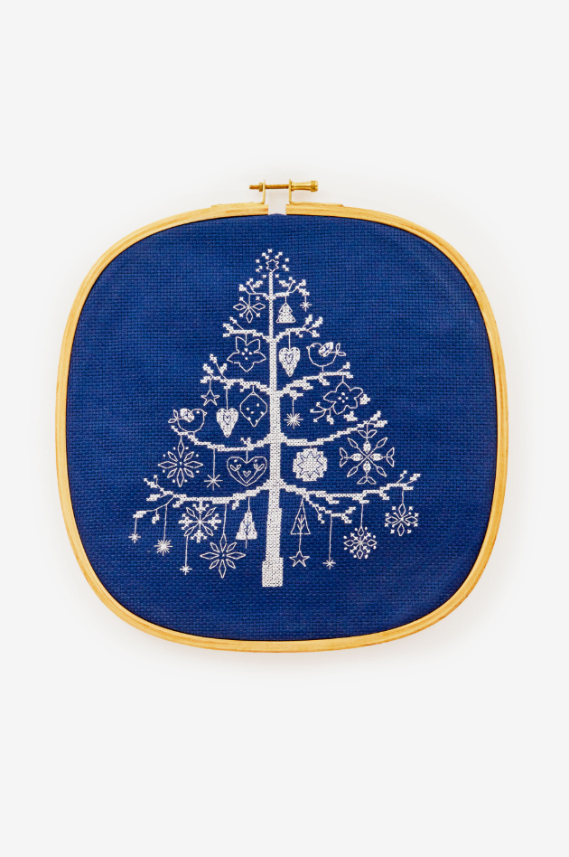 Tela Aida 14 ct DMC color azul marino 336 con diseño navideño bordado de árbol de navidad en bastidor cuadrado