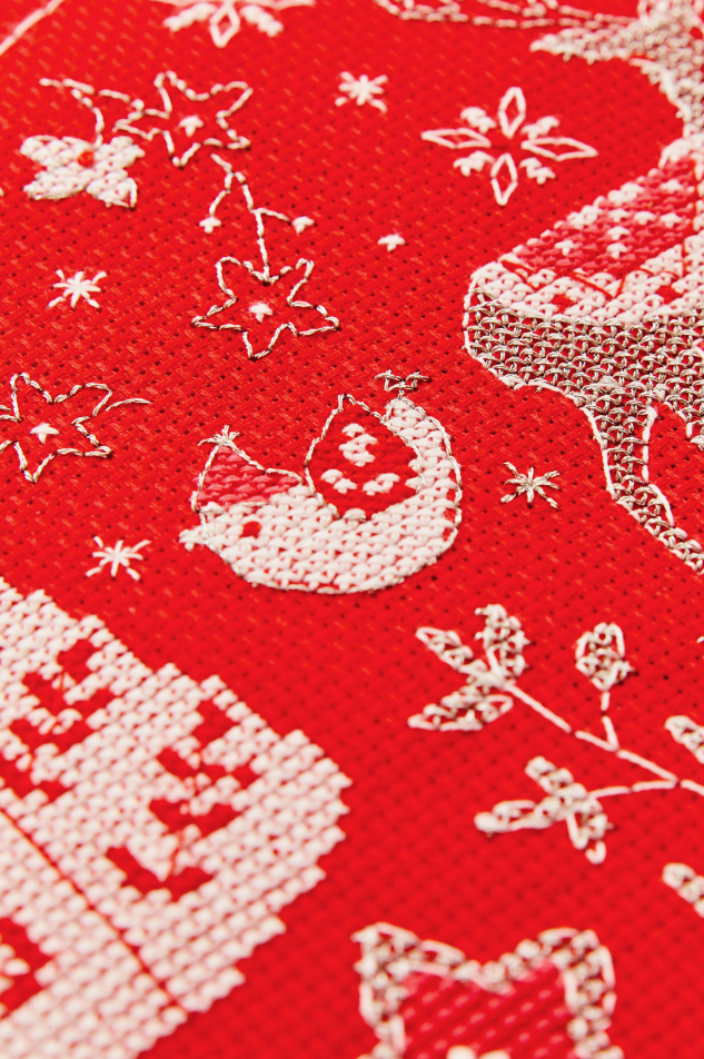 Tela Aida 14 ct DMC color rojo 321 con bonito diseño bordado navideño