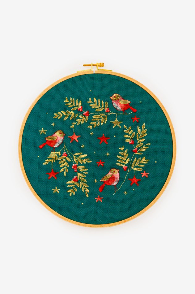 Tela Aida 14 ct DMC color verde 500 con diseño navideño bordado en bastidor redondo de madera
