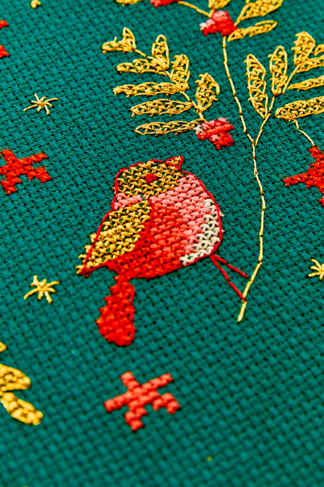 Tela Aida 14 ct DMC color verde 500 con diseño navideño bordado