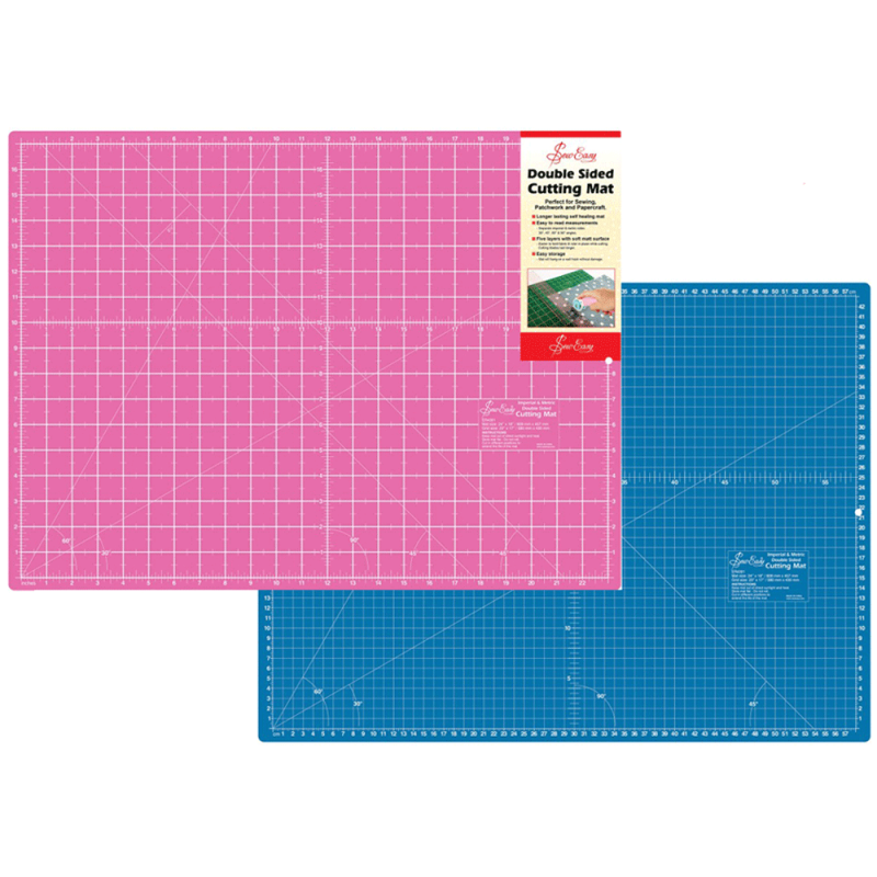 Base de corte doble cara SewEasy en azul y rosa, con medidas en cm y pulgadas, ideal para costura, patchwork y cortes en ángulo con cúter rotatorio.