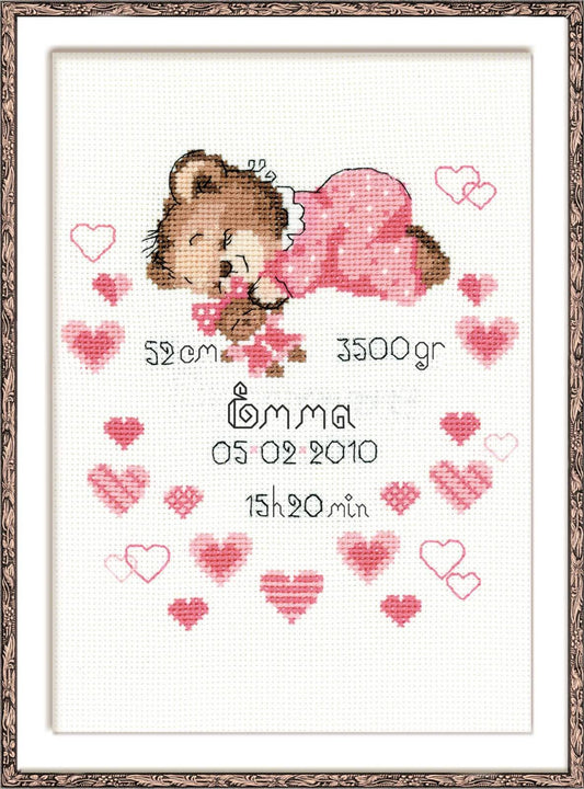 Kit de punto de cruz RIOLIS “Anuncio Nacimiento Niña” con osito rosa dormido y corazones, personalizable con nombre y datos del nacimiento.