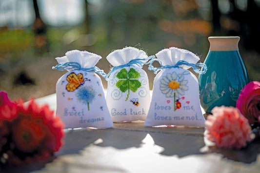 Kit de 3 bolsitas de hierbas en punto de cruz con frases inspiradoras: "Sweet Dreams", "Loves me, Loves me not" y "Good Luck", con tela Aida 18 ct y hilos DMC
