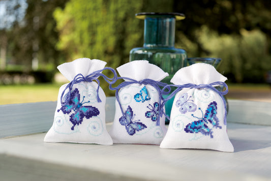 Kit de 3 bolsitas de hierbas en punto de cruz "Mariposas Azules" de Vervaco con tela Aida 18 ct, hilos DMC y diseño elegante para perfumar o decorar
