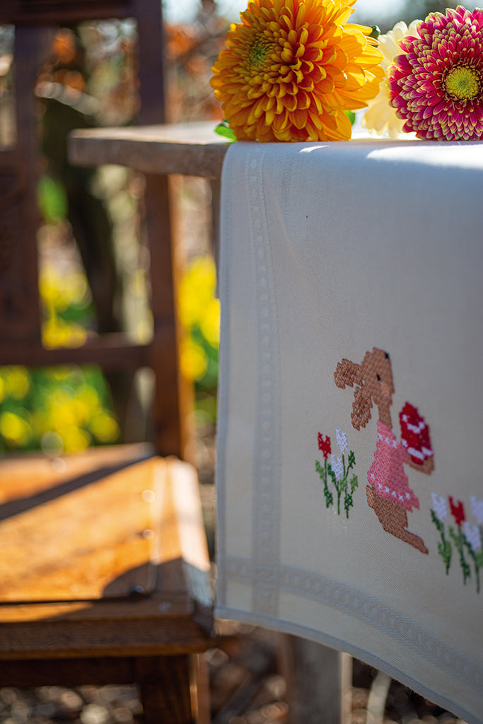 Caminho de Mesa - "Coelhinhos da Páscoa em um Jardim de Tulipas" - PN0190938