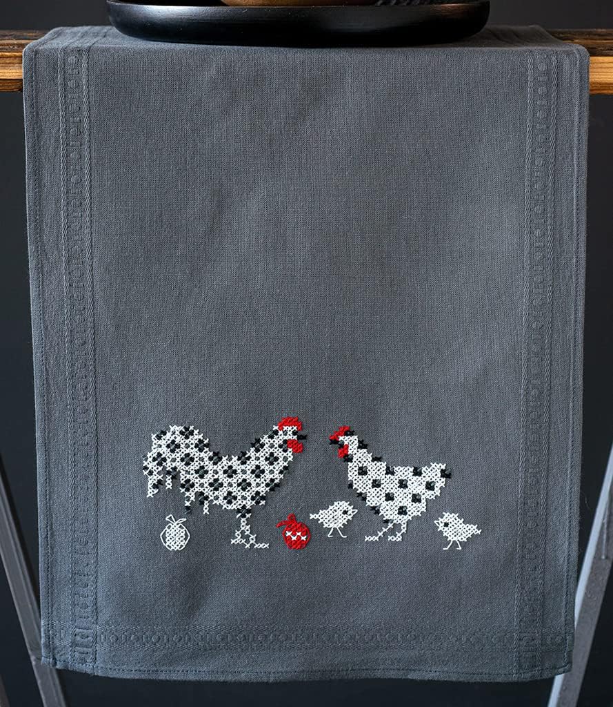 Camino de mesa punto de cruz gallos y gallinas en blanco rojo y negro sobre tela gris colgado – Vervaco