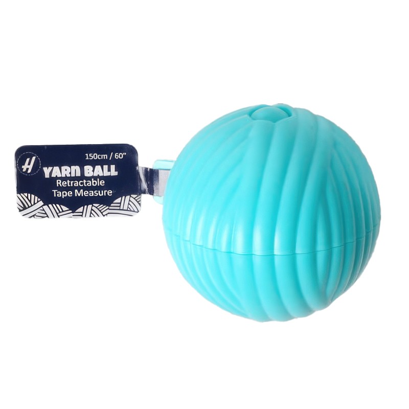 Cinta métrica retráctil Hemline en forma de ovillo de lana azul, con botón automático y numeración visible en centímetros.