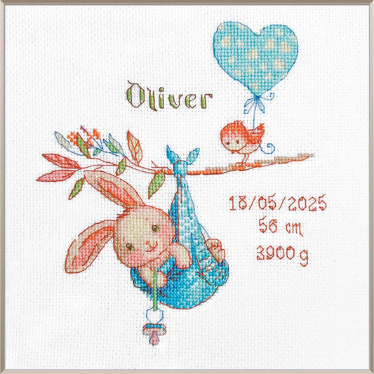 Tierno kit de punto de cruz “Muestrario de Nacimiento Niño” de Aine. Personalízalo con el nombre y datos del bebé. Incluye tela Zweigart y hilos Anchor.