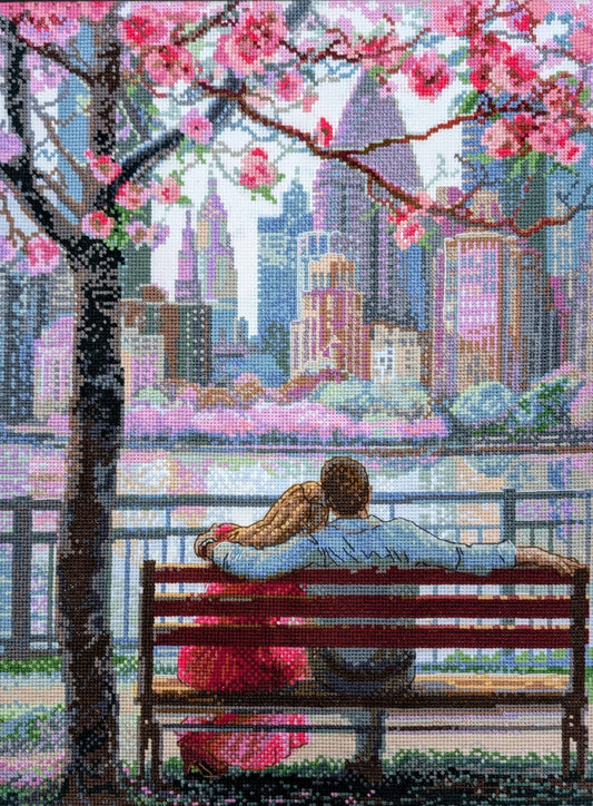 Kit de Punto de Cruz Aine Blooming New York con pareja en parque bajo cerezos en flor y vista panorámica de los rascacielos de Nueva York, incluye tela Aida, hilos y patrón.