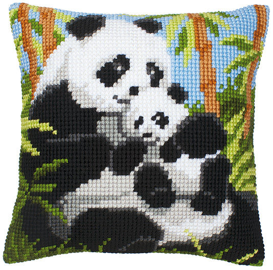 Kit de punto de cruz para cojín con diseño de familia de pandas de Vervaco. Incluye cañamazo impreso, hilos acrílicos, aguja e instrucciones. Tamaño 40x40 cm