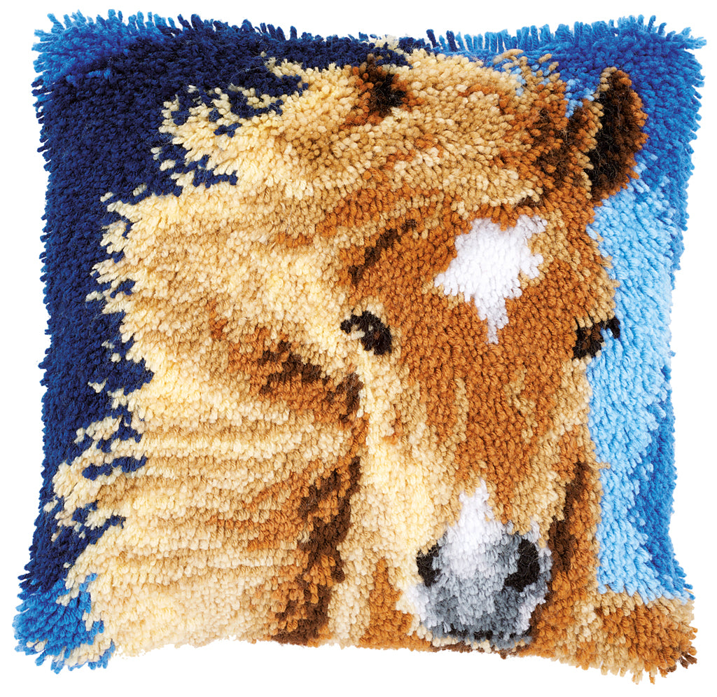 Kit de latch hook para cojín con diseño de caballo con la crin al viento. Incluye lienzo impreso, lana acrílica precortada y gancho para alfombras