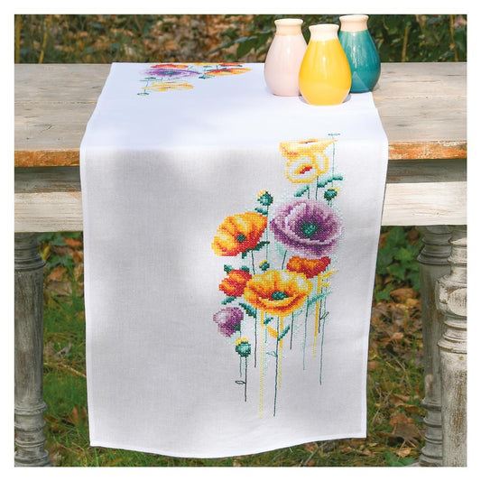 Camino de mesa en punto de cruz con diseño de flores amapolas. Incluye tela preimpresa, hilos DMC y patrón detallado