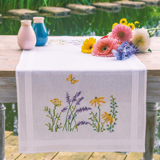 Kit de punto de cruz Vervaco "Lavandas" para camino de mesa con diseño de lavandas en flor. Incluye tela 100% algodón, hilos DMC y patrón detallado