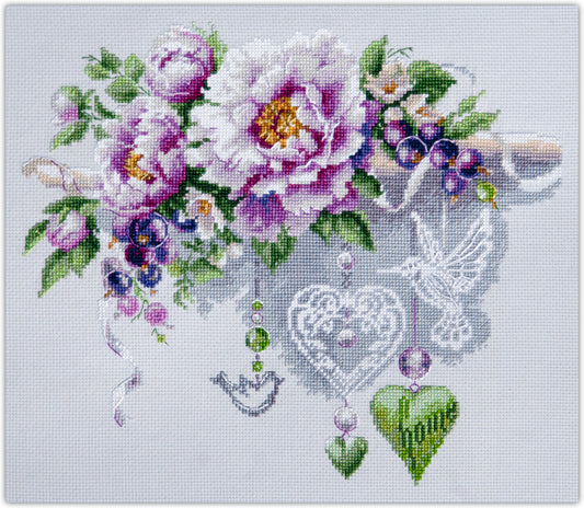 Kit de punto de cruz Magic Needle “Floral Decor” con flores rosadas y moradas y adornos colgantes. Incluye tela Aida, hilos y aguja.