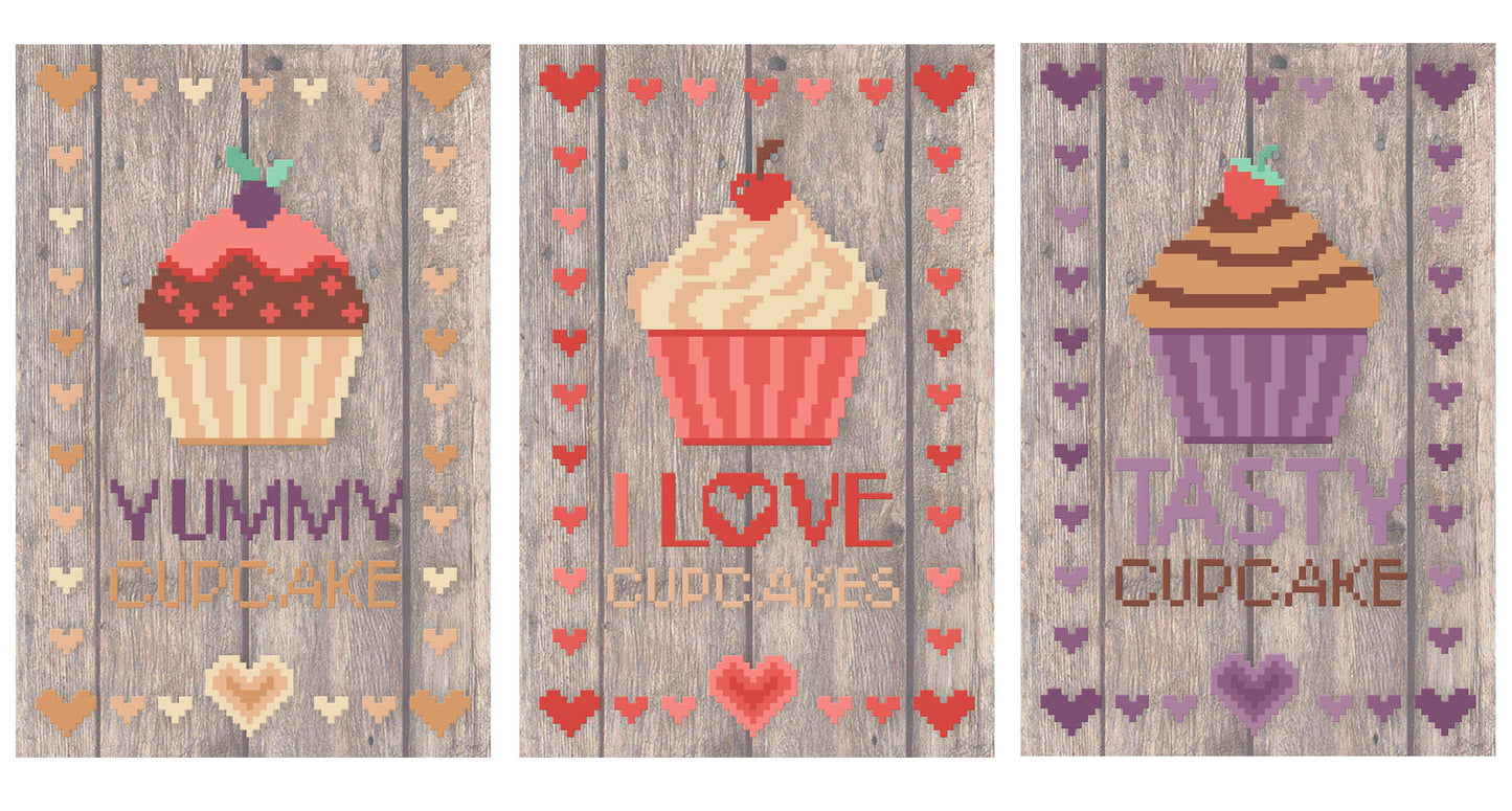 Kit de punto de cruz 3 Cuadritos Cupcakes de Marie Coeur con tres diseños de cupcakes sobre tela Aida estampada con efecto madera.