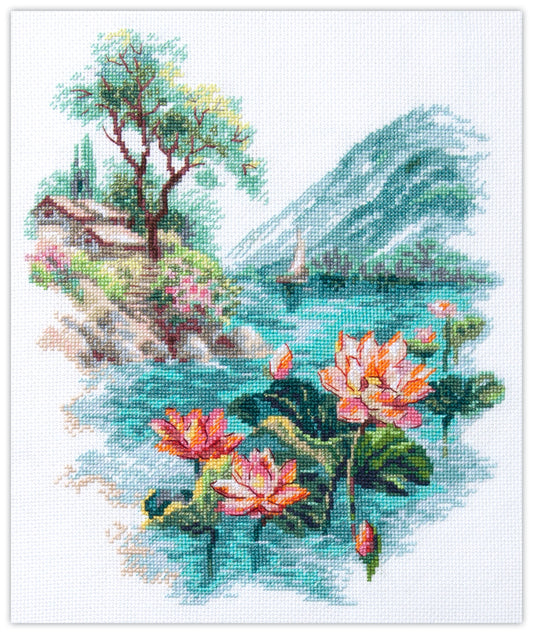 Kit de punto de cruz Magic Needle "Blooming Lotuses" con diseño de flores rojizas en primer plano, casa en la costa, velero en el río y montaña de fondo para bordado artesanal.