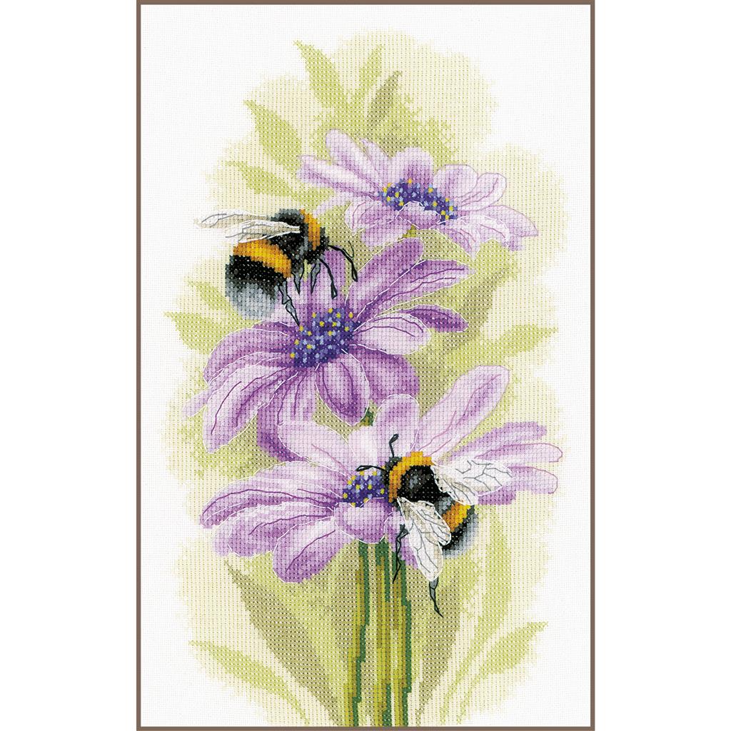Kit de punto de cruz de Lanarte con diseño de abejas y flores moradas. Incluye tela Evenweave 27 ct, hilos DMC y patrón a gran escala. Ideal para bordado artístico