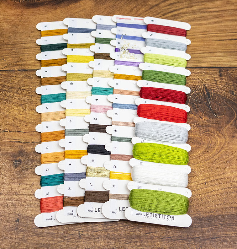 Kit de punto de cruz Letistitch “Perros y Gatos en Calcetín de Navidad” con animales festivos, 52 colores y tela blanca Aida 16ct de alta calidad.