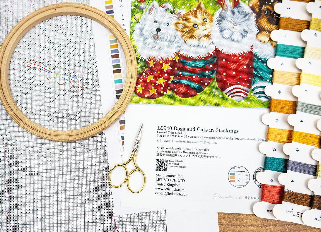 Kit de punto de cruz Letistitch “Perros y Gatos en Calcetín de Navidad” con animales festivos, 52 colores y tela blanca Aida 16ct de alta calidad.
