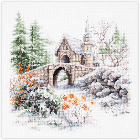 Kit de punto de cruz Magic Needle In Winter Dreams con diseño de puente de piedra y pequeña iglesia entre pinos nevados para bordado y decoración invernal.