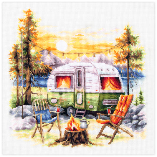 Kit de punto de cruz Magic Needle Nuestro Fin de Semana con diseño de caravana vintage junto a un lago, hoguera y sillas de camping al atardecer para bordado y decoración.